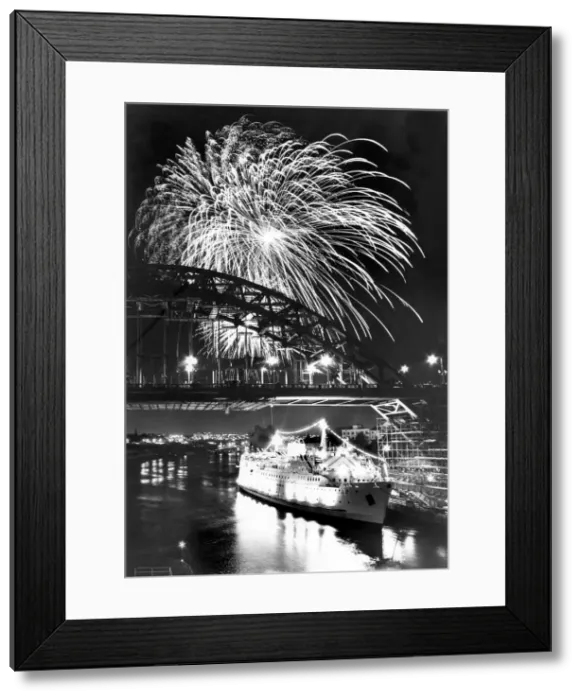 Framed Print : A fireworks spectacular on the River Tyne on Bonfire Night in November 1985
