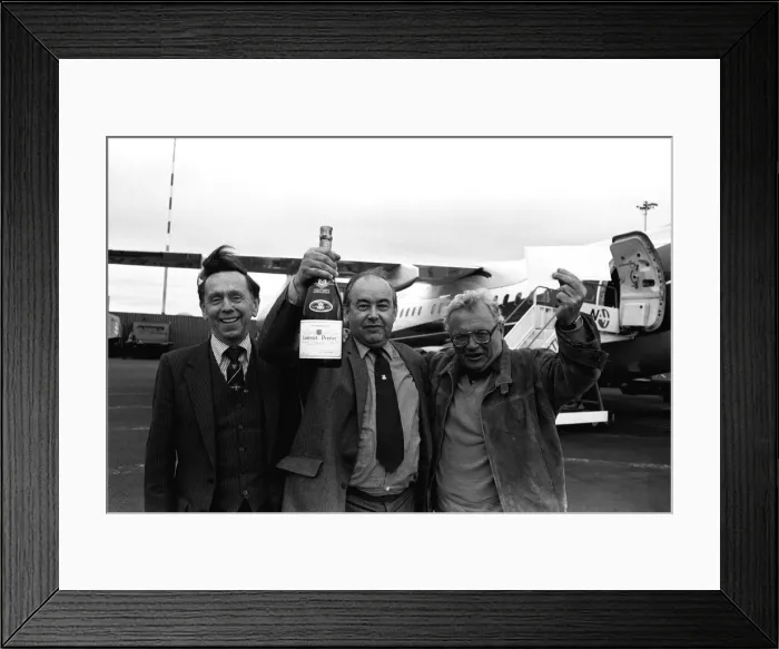 Framed Print : A smiling Sir Harry Secombe flew into Newcastle Airport Framed Print : A smiling Sir Harry Secombe flew into Newcastle Airport