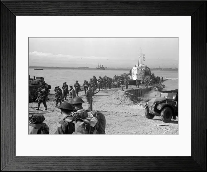 Framed Print : British re enforcement land on Gold beach for the big push into the Normandy town of Caen