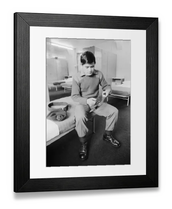 Framed Print : Gurkha rifleman Rambahadur Gurung seen here cleaning his Kukri in barracks before a kit