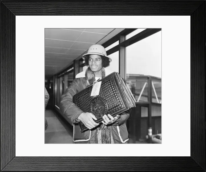 Framed Print : The Jackson Five pop group arrive in London for a UK tour Framed Print : The Jackson Five pop group arrive in London for a UK tour