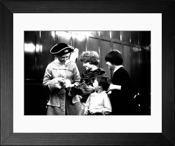 Framed Print : Children meeting the cast of the pantomime Treasure Island at the Theatre Royal