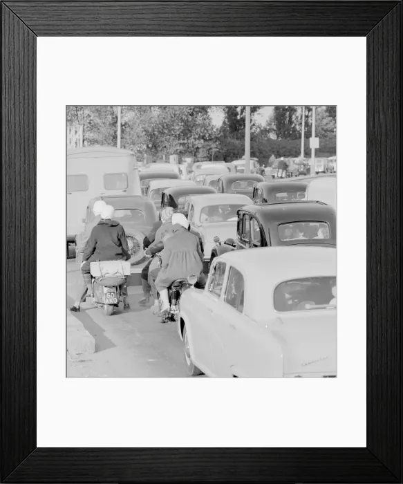 Framed Print : Whitsun traffic congestion in South London as everyone makes their way to the coast Framed Print : Whitsun traffic congestion in South London as everyone makes their way to the coast