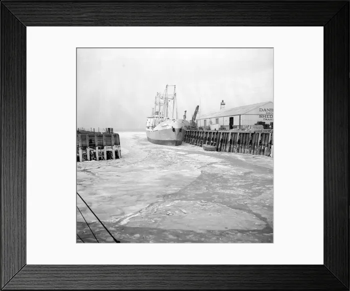 Framed Print : Pictures of the sea at Whitstable, Kent, frozen solid in places. 14th January 1963