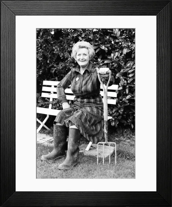 Framed Print : Actress Molly Sugden at home in her garden. 12th November 1977