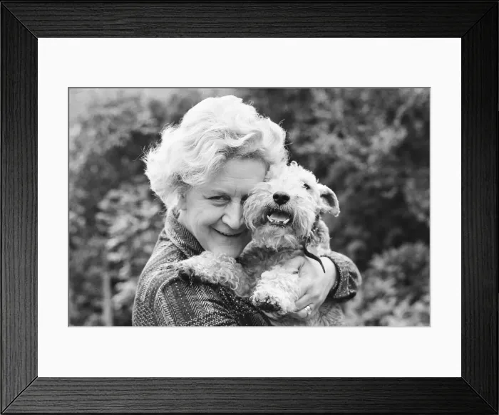 Framed Print : Molly Sugden with her dog Muffin 25th May 1978 Framed Print : Molly Sugden with her dog Muffin 25th May 1978