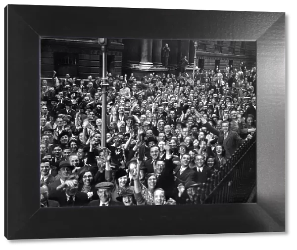 3rd September 1939, Large crowds gathered in Downing Street as the zero hour 11am