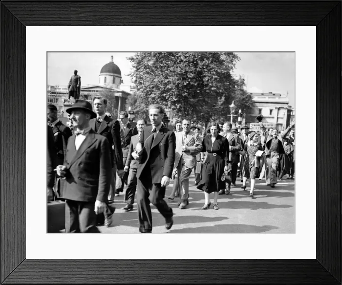 Framed Print : 3rd September 1939, Large crowds seen here in Trafalgar Square making their way to