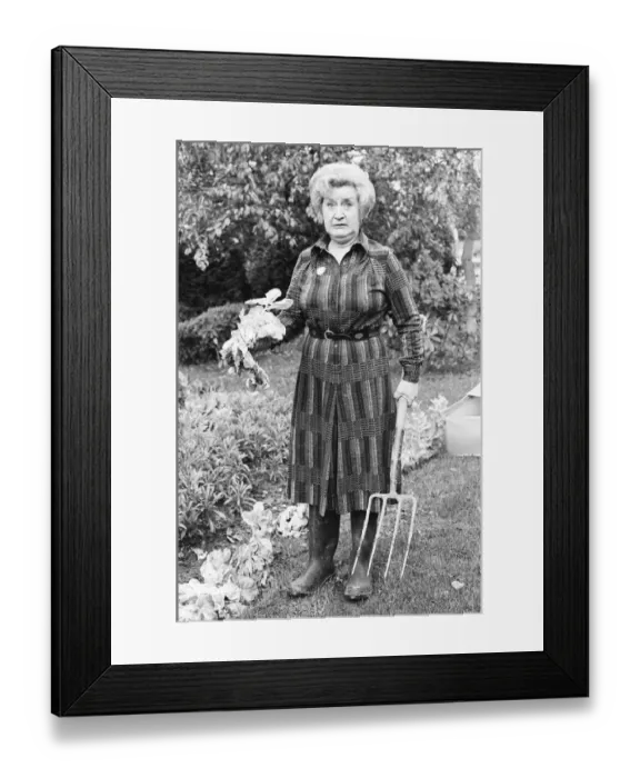 Framed Print : Actress Molly Sugden at home in her garden. 12th November 1977 Framed Print : Actress Molly Sugden at home in her garden. 12th November 1977