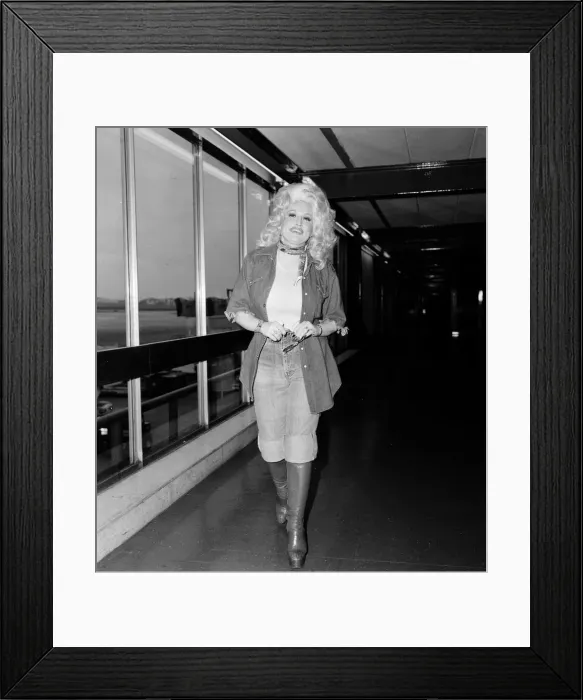 Framed Print : Country & Western singer Dolly Parton arrving at London Airport. 16th May 1977 Framed Print : Country & Western singer Dolly Parton arrving at London Airport. 16th May 1977