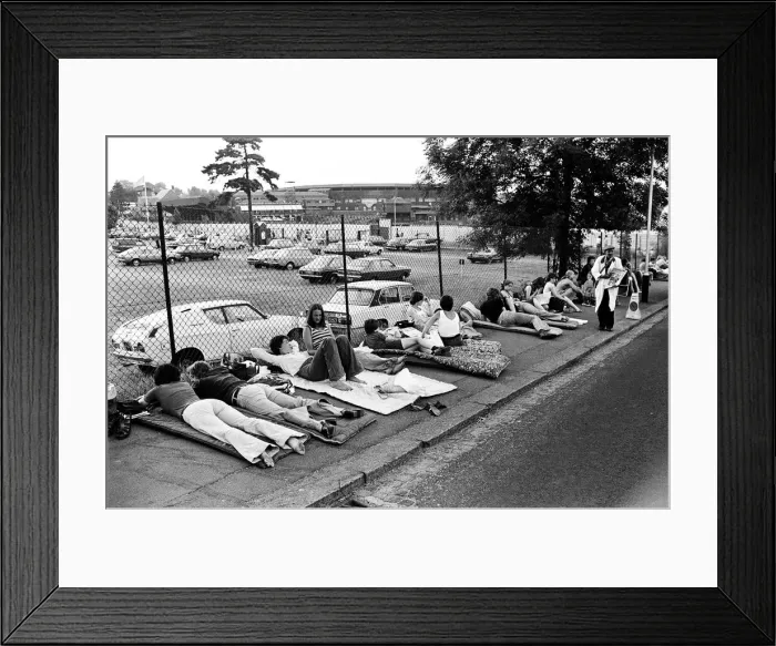 Framed Print : Wimbledon 1976. Fans queuing up outside. 1st July 1976 Framed Print : Wimbledon 1976. Fans queuing up outside. 1st July 1976