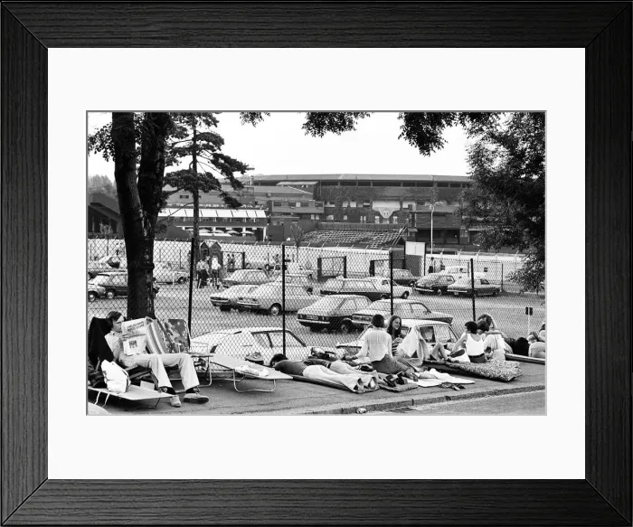 Framed Print : Wimbledon 1976. Fans queuing up outside. 1st July 1976 Framed Print : Wimbledon 1976. Fans queuing up outside. 1st July 1976