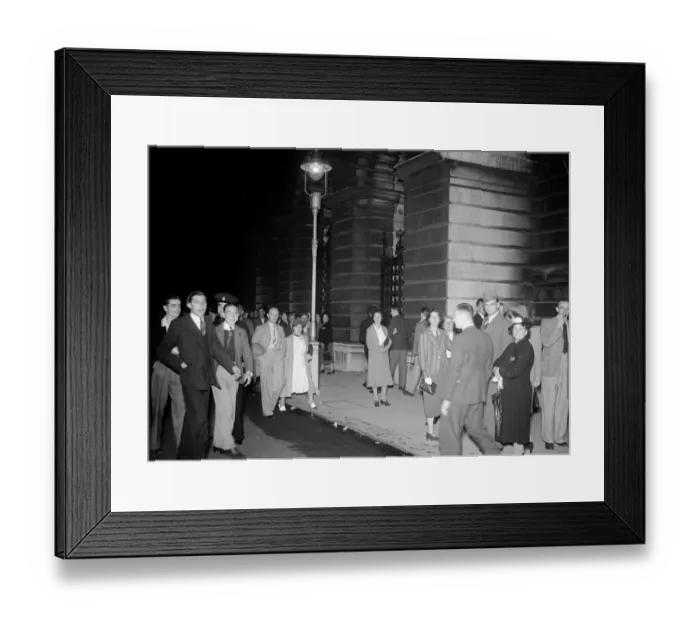Framed Print : World War Two, Britain, 2nd September 1939 Crowds gathering through the night to watch Framed Print : World War Two, Britain, 2nd September 1939 Crowds gathering through the night to watch