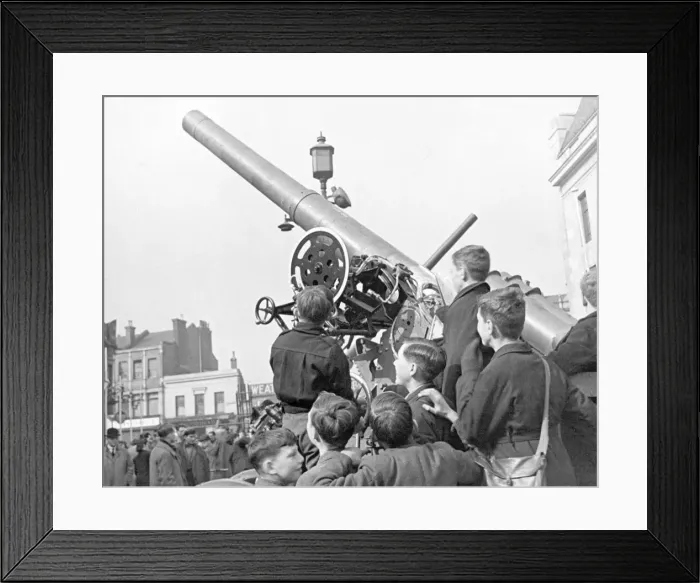 Framed Print : One of several German guns captured by the 8th Army in Libya arrive in Woolwich as Framed Print : One of several German guns captured by the 8th Army in Libya arrive in Woolwich as