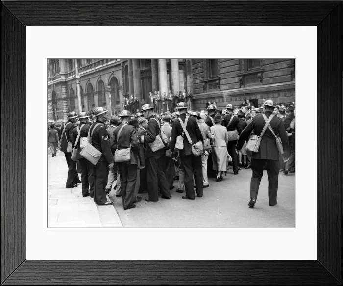 Framed Print : 3rd September 1939, Large crowds gathered in Downing Street as the zero hour 11am