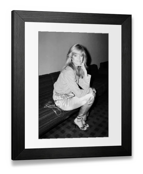 Framed Print : US actress Farrah Fawcett Majors, poses for photographers after news press conference in Framed Print : US actress Farrah Fawcett Majors, poses for photographers after news press conference in