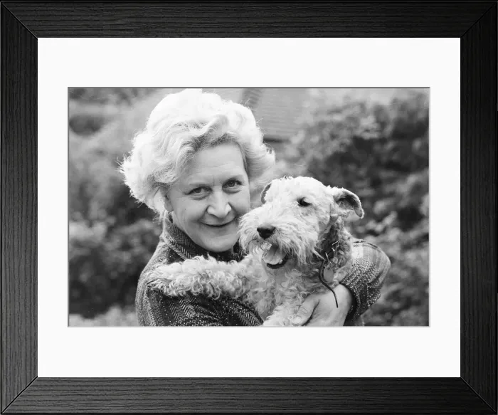 Framed Print : Molly Sugden with her dog Muffin 25th May 1978 Framed Print : Molly Sugden with her dog Muffin 25th May 1978