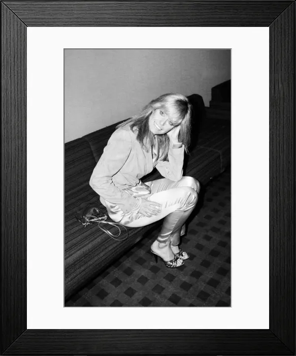 Framed Print : US actress Farrah Fawcett Majors, poses for photographers after news press conference in Framed Print : US actress Farrah Fawcett Majors, poses for photographers after news press conference in