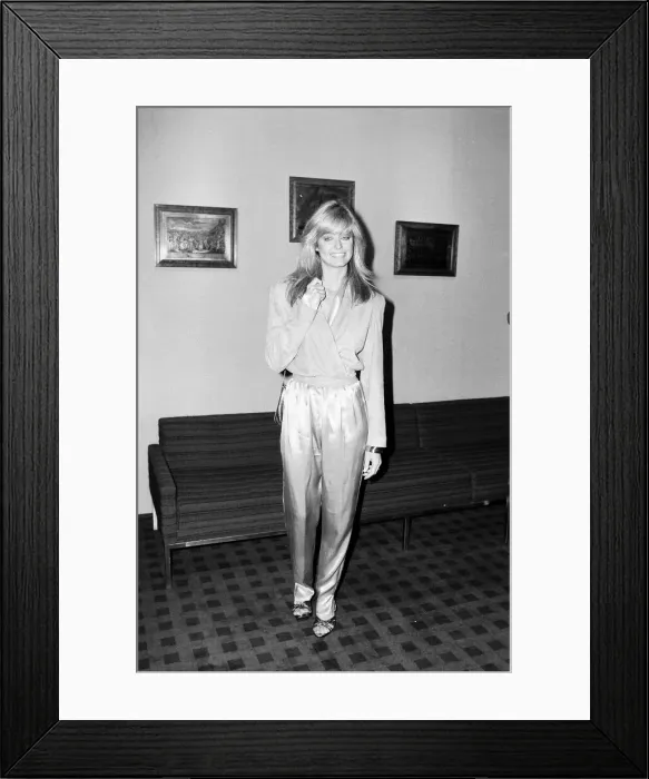 Framed Print : US actress Farrah Fawcett Majors, poses for photographers after news press conference in Framed Print : US actress Farrah Fawcett Majors, poses for photographers after news press conference in