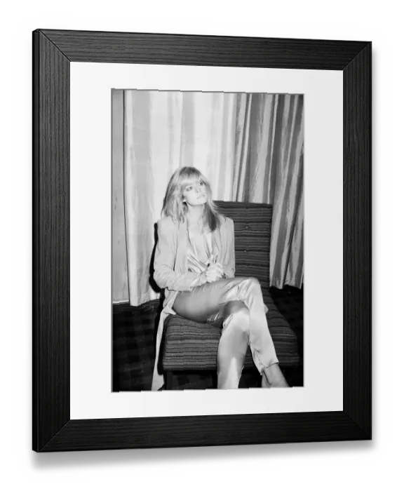 Framed Print : US actress Farrah Fawcett Majors, poses for photographers after news press conference in