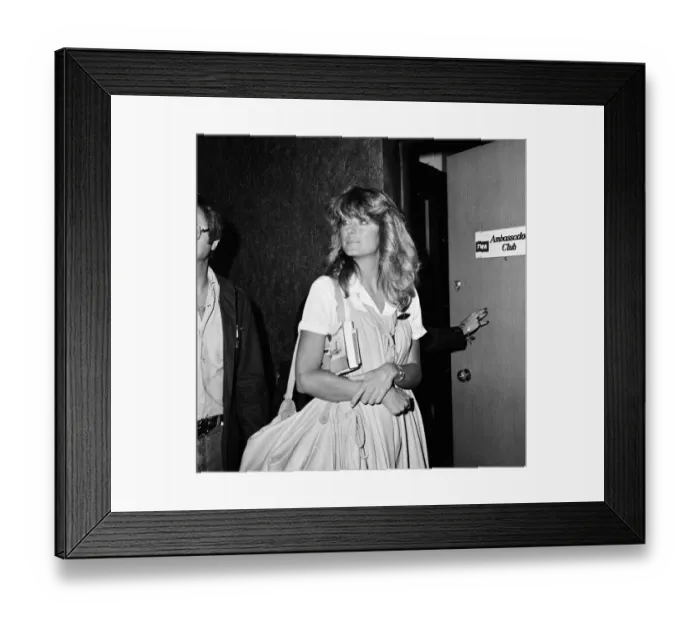 Framed Print : US actress Farrah Fawcett Majors enters TWA Ambassador Club at London Heathrow Airport Framed Print : US actress Farrah Fawcett Majors enters TWA Ambassador Club at London Heathrow Airport