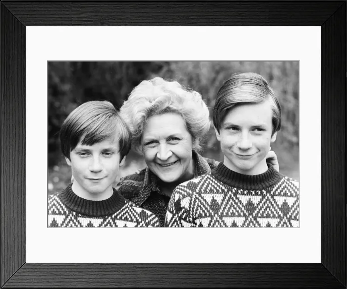 Framed Print : Molly Sugden with husband Bill and their twin sons Simon and Robin. 25th May 1978 Framed Print : Molly Sugden with husband Bill and their twin sons Simon and Robin. 25th May 1978