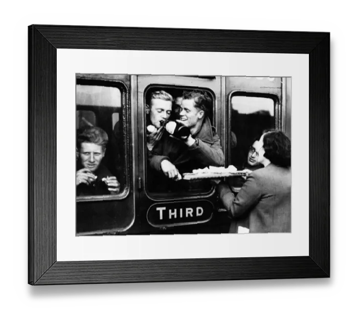 Framed Print : War 1939-45 Evacuation of troops from Dunkirk Volunteers supply refreshments to