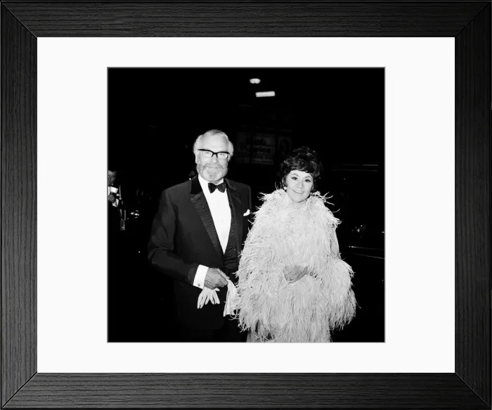Framed Print : Premiere of The battle of Britain. Stars arriving for the premiere