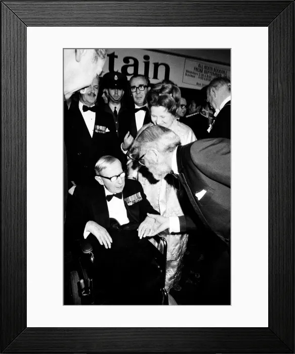 Framed Print : Premiere of The battle of Britain. Stars arriving for the premiere
