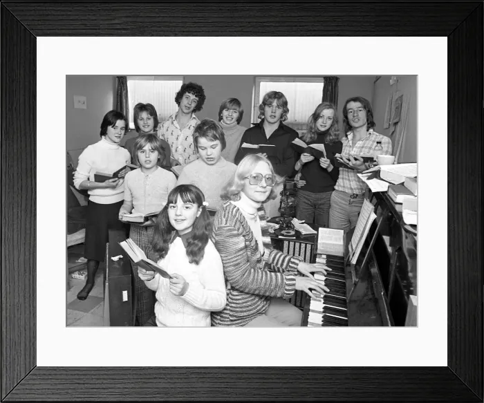 Framed Print : Youngsters raised £100 from a sponsored 24-hour-sing-in at Cubbington Methodist