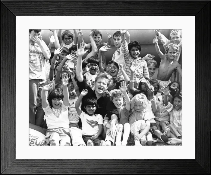 Framed Print : Radio One DJ Simon Mayo made a guest appearance at a summer playscheme at Holbrooks Framed Print : Radio One DJ Simon Mayo made a guest appearance at a summer playscheme at Holbrooks