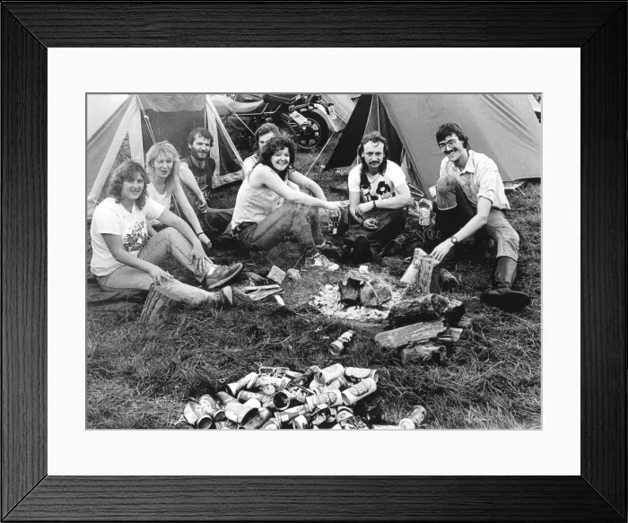 Framed Print : Happy campers make time for a cold beer at the Hell Framed Print : Happy campers make time for a cold beer at the Hell