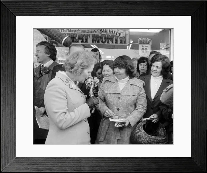 Framed Print : Margaret Thatcher visits Coventry and chats to a resident in the Radford area of th city