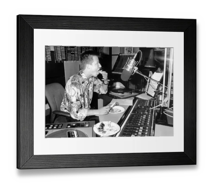 Framed Print : Radio One DJ Simon Mayo on the breakfast show in the London studio Framed Print : Radio One DJ Simon Mayo on the breakfast show in the London studio