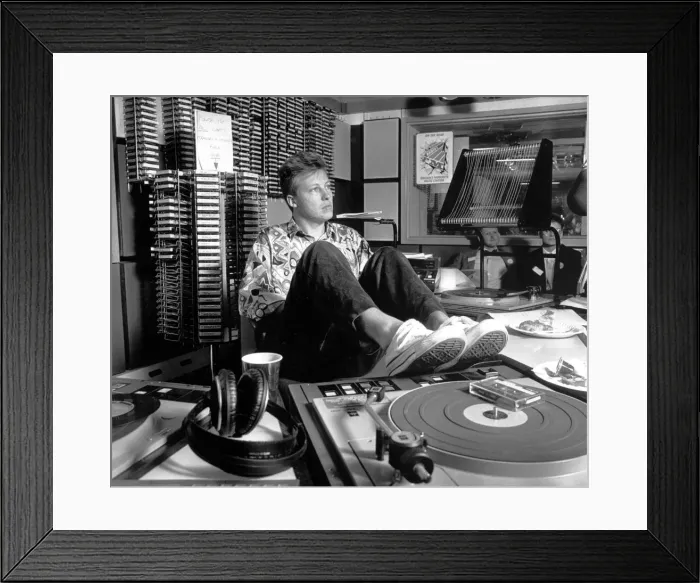 Framed Print : Radio One DJ Simon Mayo on the breakfast show in the London studio