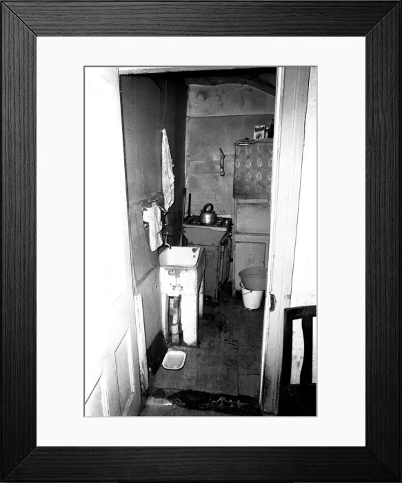 Framed Print : Slum and derelict housing in the West end of Newcastle 1 May 1970 Framed Print : Slum and derelict housing in the West end of Newcastle 1 May 1970