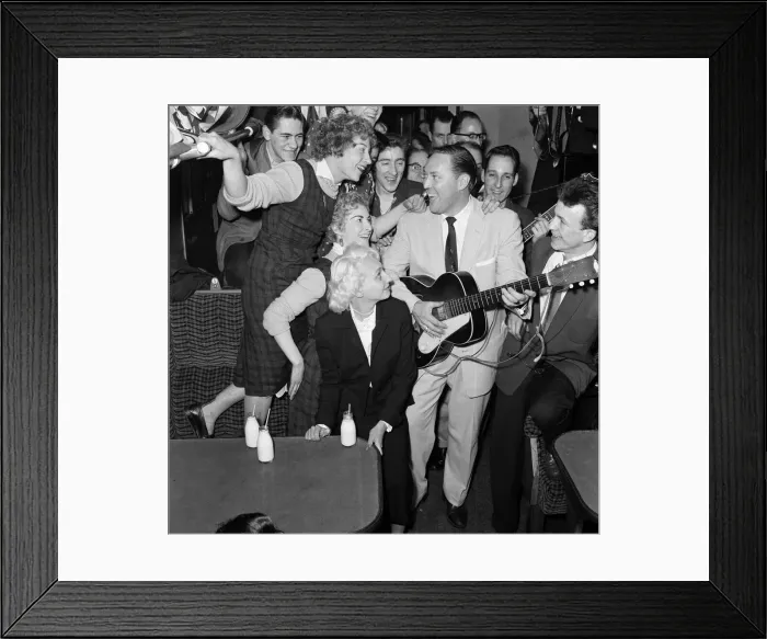 Framed Print : Frenzied scenes as American rock and roll singer Bill Haley arrives in London Framed Print : Frenzied scenes as American rock and roll singer Bill Haley arrives in London
