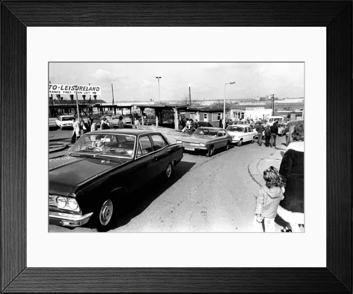 Framed Print : Open air Sunday market at Pallion, Sunderland, 23rd, March 1975 Framed Print : Open air Sunday market at Pallion, Sunderland, 23rd, March 1975