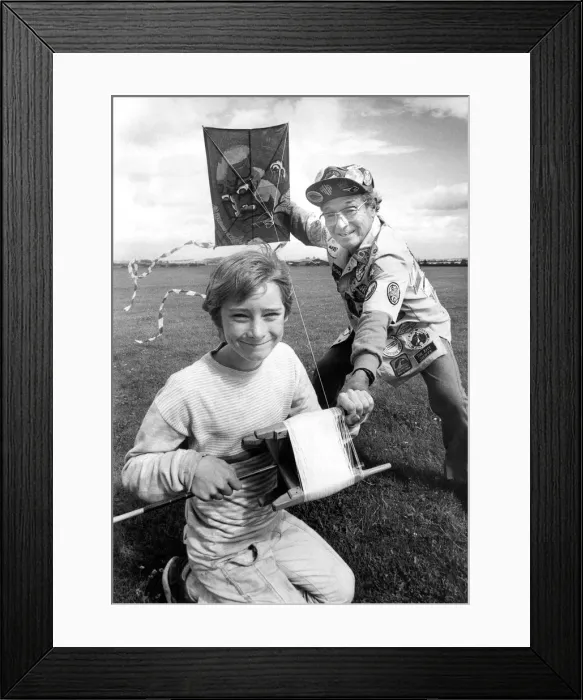 Framed Print : Tony Nesbit, 10, from Sunderland getting expert help from kite master Mr