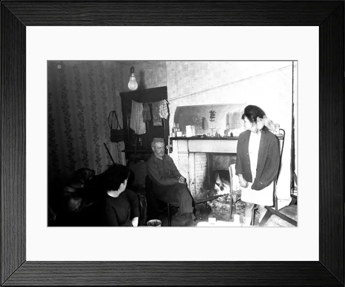 Framed Print : Slum and derelict housing in the West end of Newcastle 1 May 1970 - Slums The Interior of