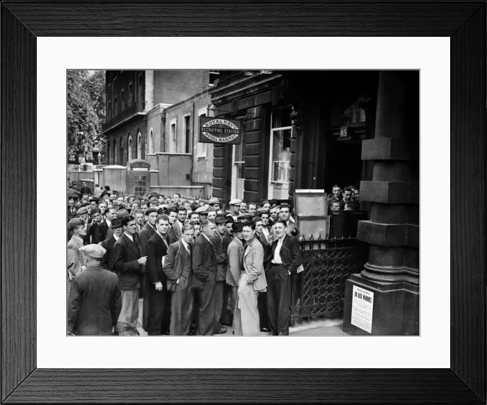 Framed Print : Volunteers line up outside a Royal Naval recruiting station at the outbreak of the Second Framed Print : Volunteers line up outside a Royal Naval recruiting station at the outbreak of the Second