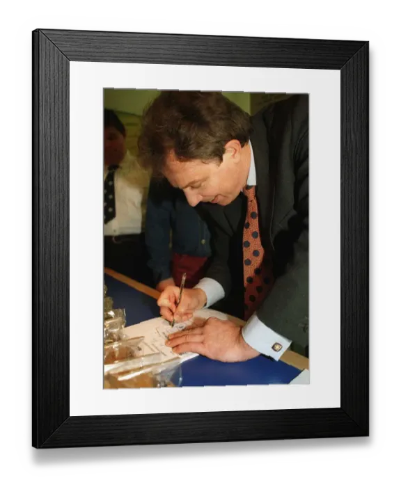 Framed Print : Tony Blair MP autographs £5 Note Five Pounds. April 1997 Framed Print : Tony Blair MP autographs £5 Note Five Pounds. April 1997