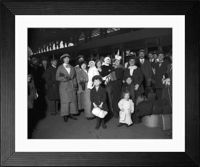 Framed Print : English and other refugees from Berlin arriving at Liverpool Street Station Circa