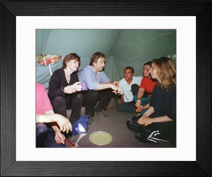Framed Print : Tony & Cherie Blair at the Brazda refugee camp Macedonia April 1999 Framed Print : Tony & Cherie Blair at the Brazda refugee camp Macedonia April 1999