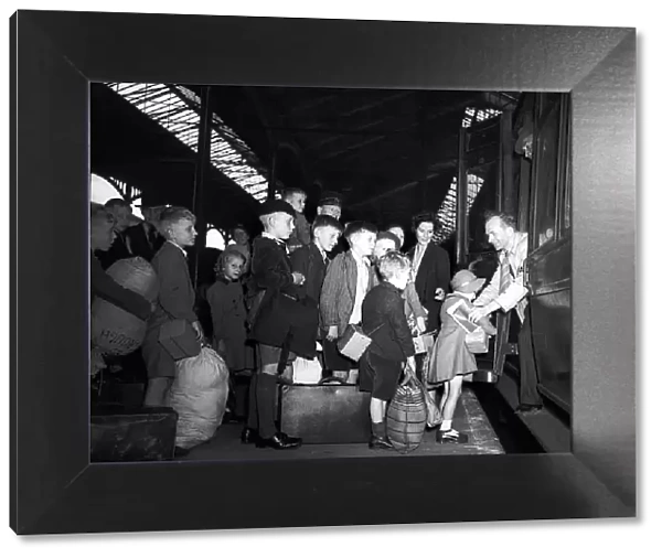 Child Evacees leave Euston for the country during WW2 Circa September 1939