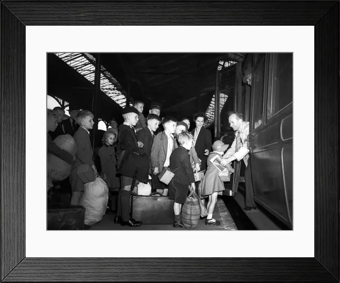 Framed Print : Child Evacees leave Euston for the country during WW2 Circa September 1939