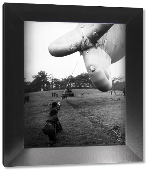 Waafs manning balloon barrage Two members of the Women