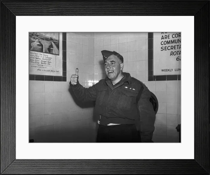 Framed Print : A soldier giving the thumbs up'following his evacuation from Dunkirk June 2nd