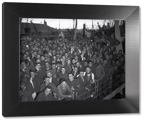 Soldiers crowded on board a ship returning from Dunkirk 4th June 1940