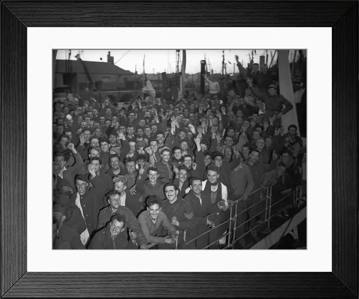 Framed Print : Soldiers crowded on board a ship returning from Dunkirk 4th June 1940 Framed Print : Soldiers crowded on board a ship returning from Dunkirk 4th June 1940